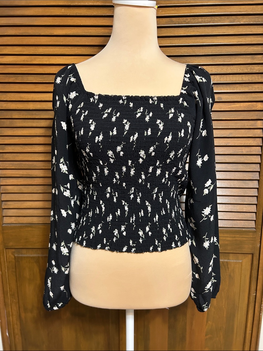 American Eagle Black with Cream & Green Floral Print Smocked Bodice Top Size M